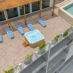 Stylish 2 Bedroom Condo With Balcony, Rooftop Pool, Hottub