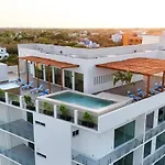 Stylish 2 Bedroom Condo With Balcony, Rooftop Pool, Hottub