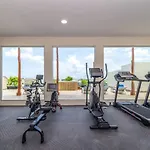 Stylish 2 Bedroom Condo With Balcony, Rooftop Pool, Hottub