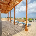 Stylish 2 Bedroom Condo With Balcony, Rooftop Pool, Hottub
