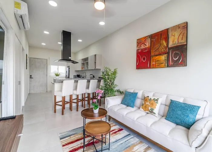 Stylish 2 Bedroom Condo With Balcony, Rooftop Pool, Hottub