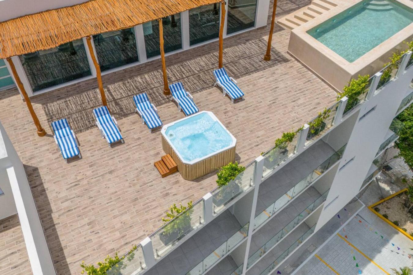 Stylish 2 Bedroom With Balcony, Rooftop Pool, Hottub * Playa del Carmen