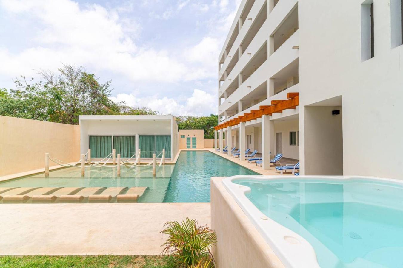 Stylish 2 Bedroom With Balcony, Rooftop Pool, Hottub Сasa de vacaciones Playa del Carmen