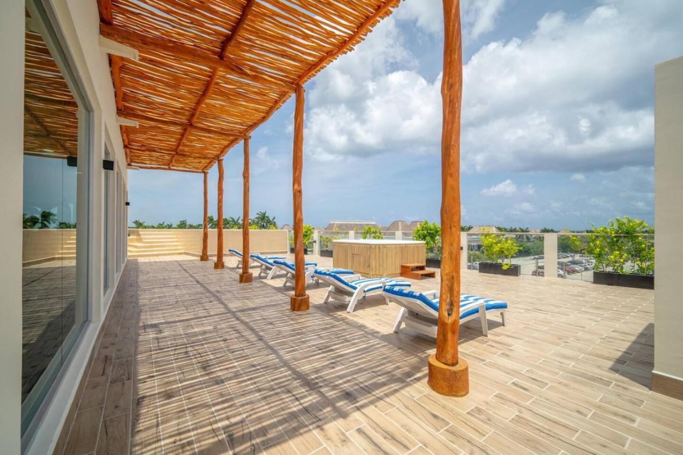 Stylish 2 Bedroom With Balcony, Rooftop Pool, Hottub