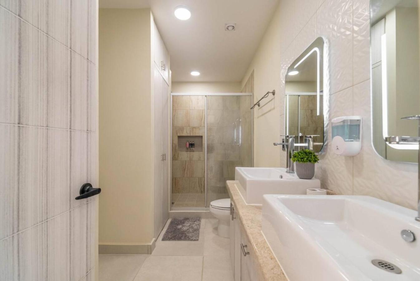 Stylish 2 Bedroom With Balcony, Rooftop Pool, Hottub * Playa del Carmen