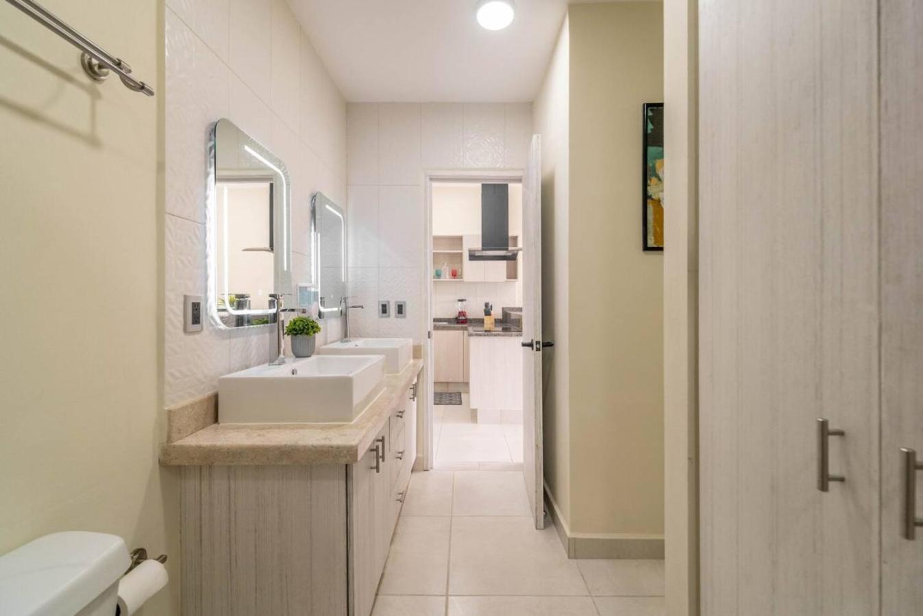 Stylish 2 Bedroom With Balcony, Rooftop Pool, Hottub *