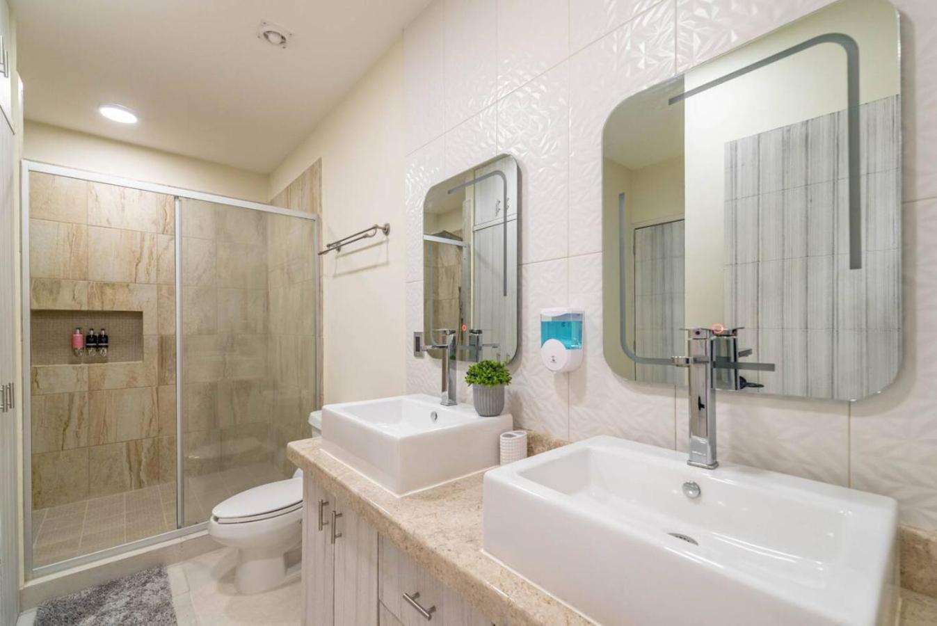 Stylish 2 Bedroom With Balcony, Rooftop Pool, Hottub Сasa de vacaciones