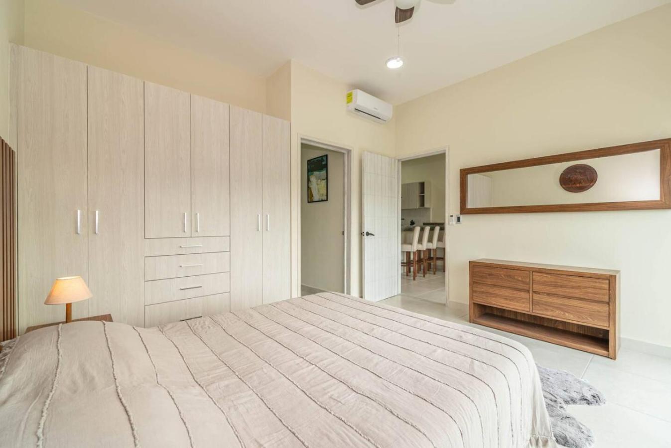 Stylish 2 Bedroom With Balcony, Rooftop Pool, Hottub Сasa de vacaciones Playa del Carmen