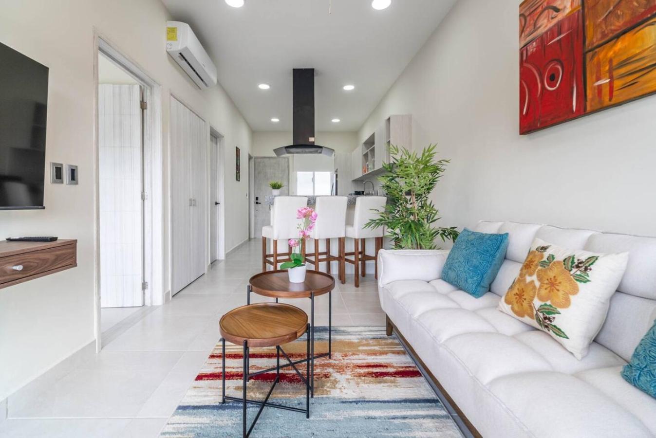 Stylish 2 Bedroom With Balcony, Rooftop Pool, Hottub Сasa de vacaciones Playa del Carmen