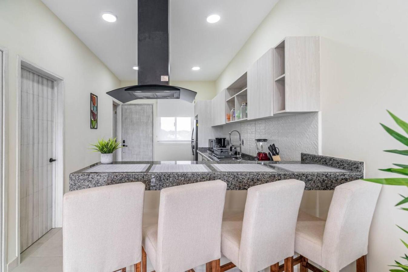 Stylish 2 Bedroom With Balcony, Rooftop Pool, Hottub *
