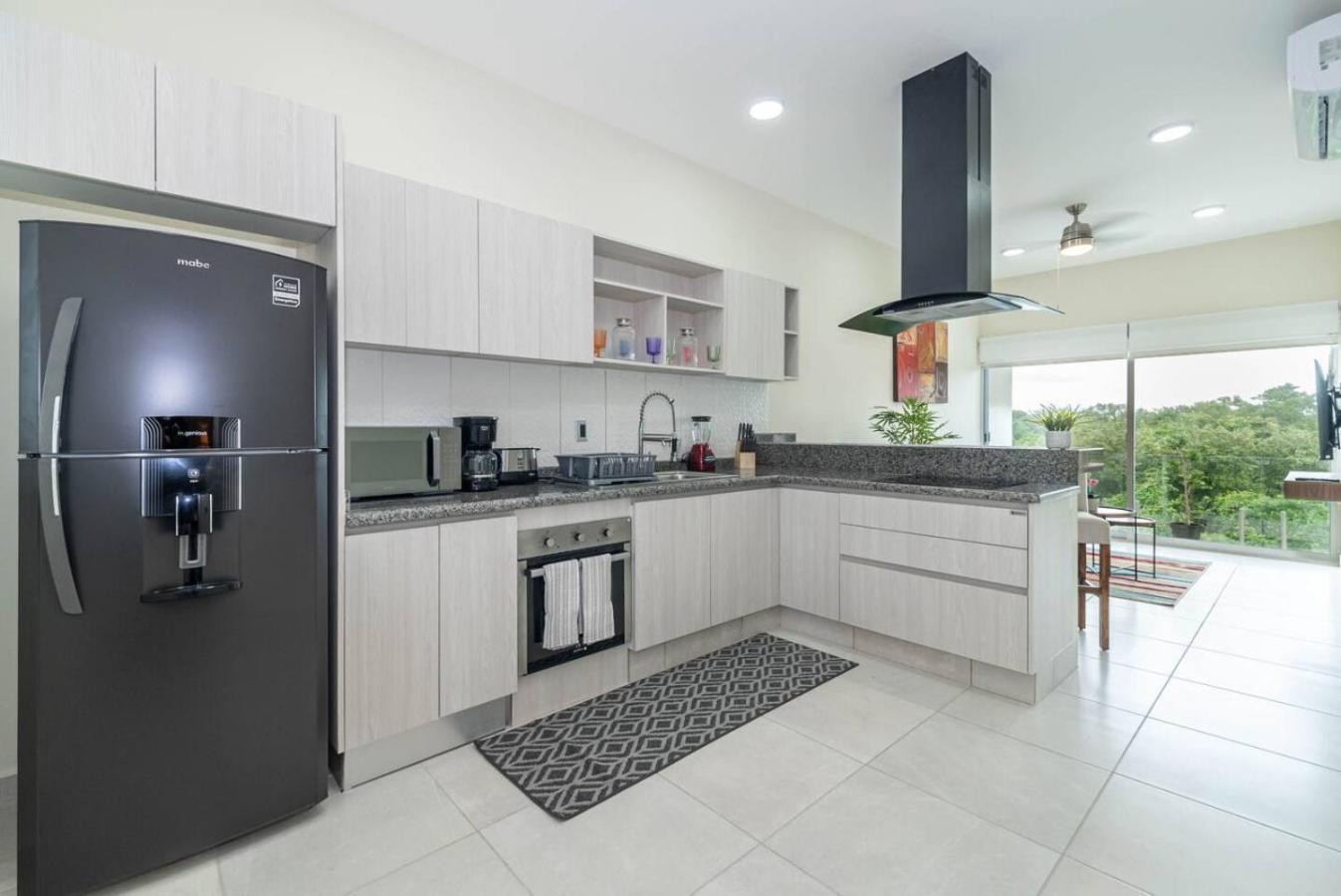 Stylish 2 Bedroom With Balcony, Rooftop Pool, Hottub * Playa del Carmen