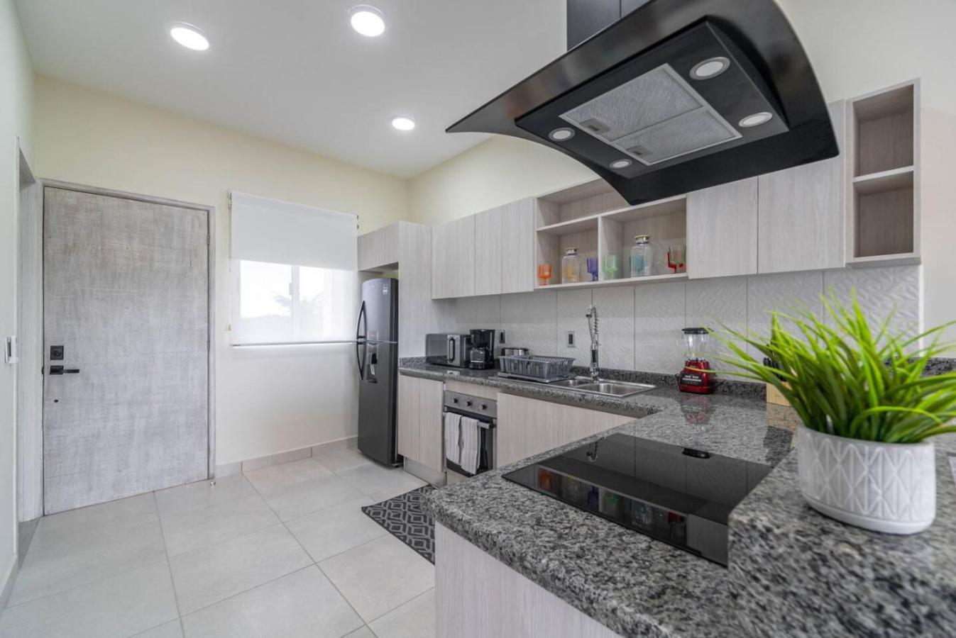 Stylish 2 Bedroom With Balcony, Rooftop Pool, Hottub