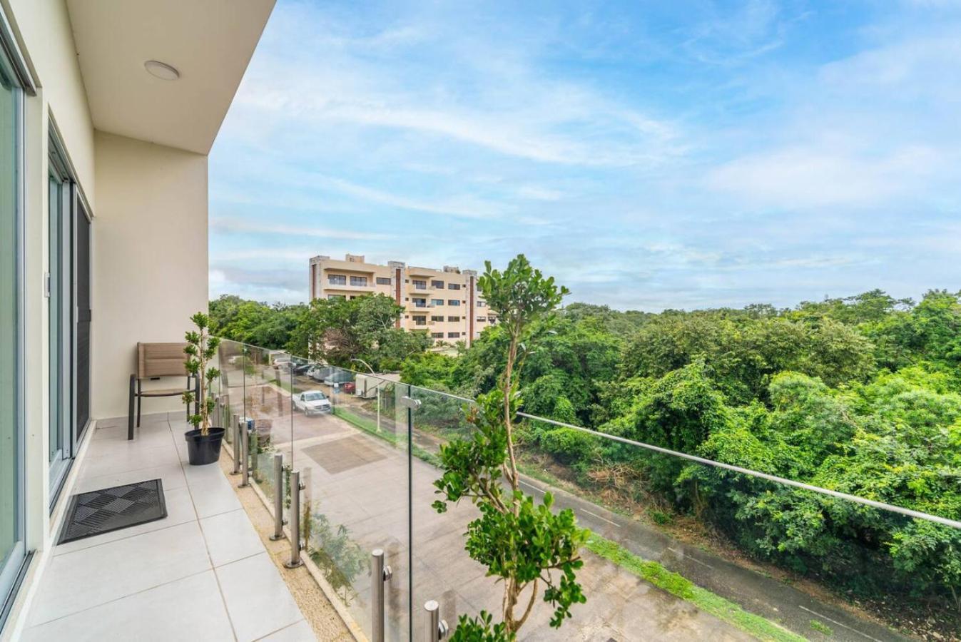 Stylish 2 Bedroom With Balcony, Rooftop Pool, Hottub *